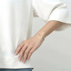 Pulsera Contemporánea de Cadena con Perlas