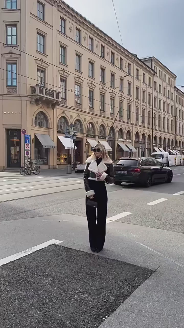 Chaqueta Corta con Cuello de Piel Sintética